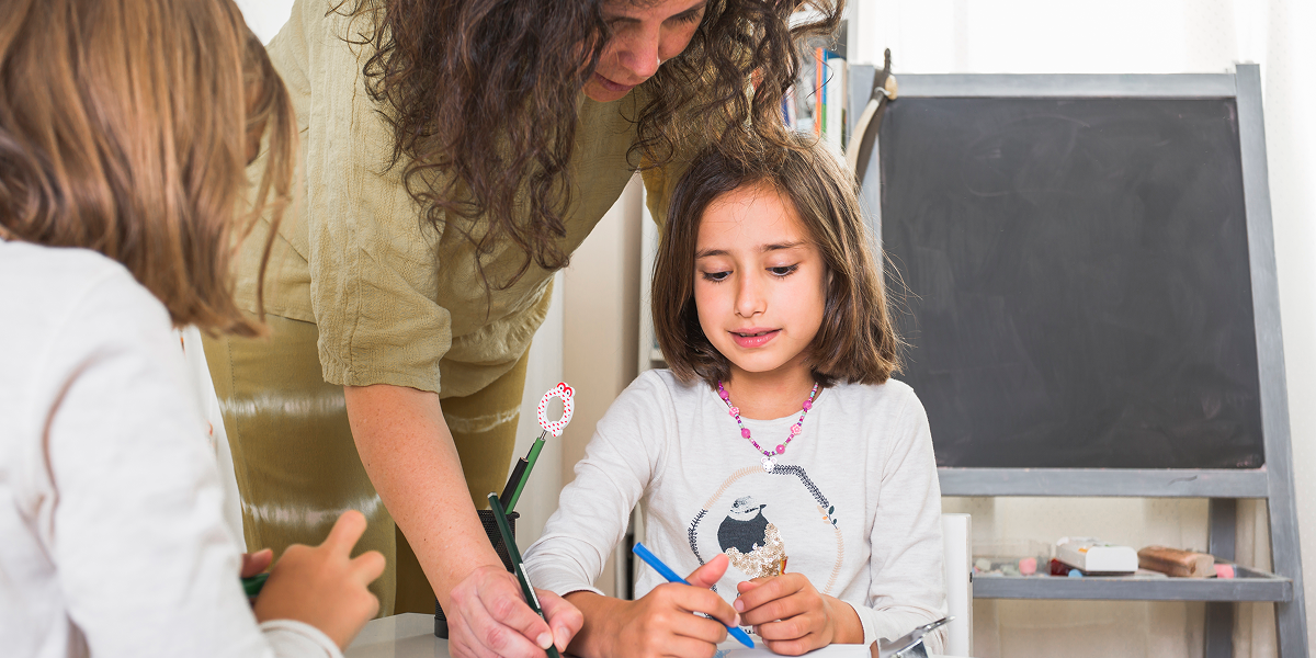 mother-taught-daughters-how-draw 1 A woman and girl with toothbrushes in their hands.